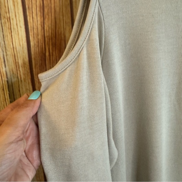 Calvin Klein Women’s Scoop Neck Long Sleeve Cold Shoulder Tan Blouse Size Large - Picture 7 of 13